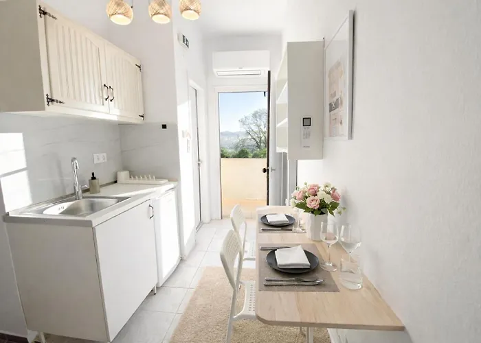 Ameli ,balcony With Mountain View, Kitchenette, 1km To By Likeyourhome Vátos