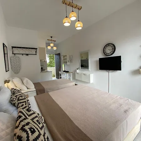 Ameli ,balcony With Mountain View, Kitchenette, 1km To By Likeyourhome Vatos