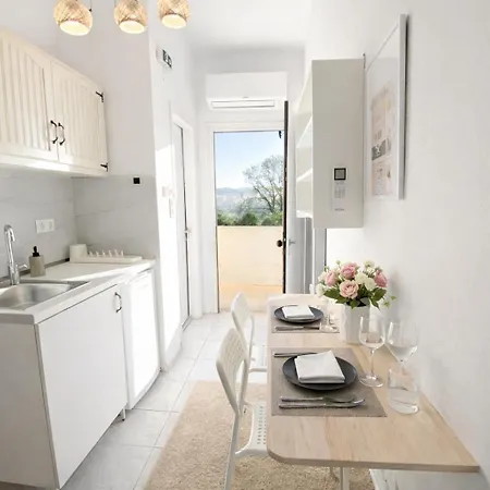 Ameli ,balcony With Mountain View, Kitchenette, 1km To By Likeyourhome Vátos