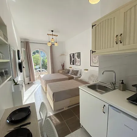 Ameli ,balcony With Mountain View, Kitchenette, 1km To By Likeyourhome Vátos